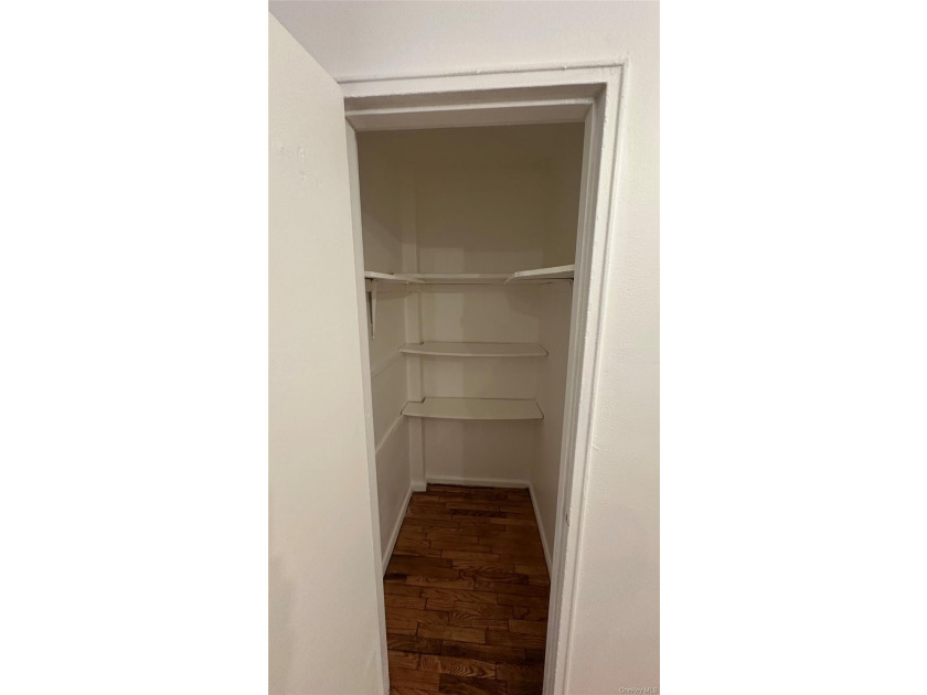 Immediately Available - Spacious Junior 4 Co-op Apartment for - photo 12