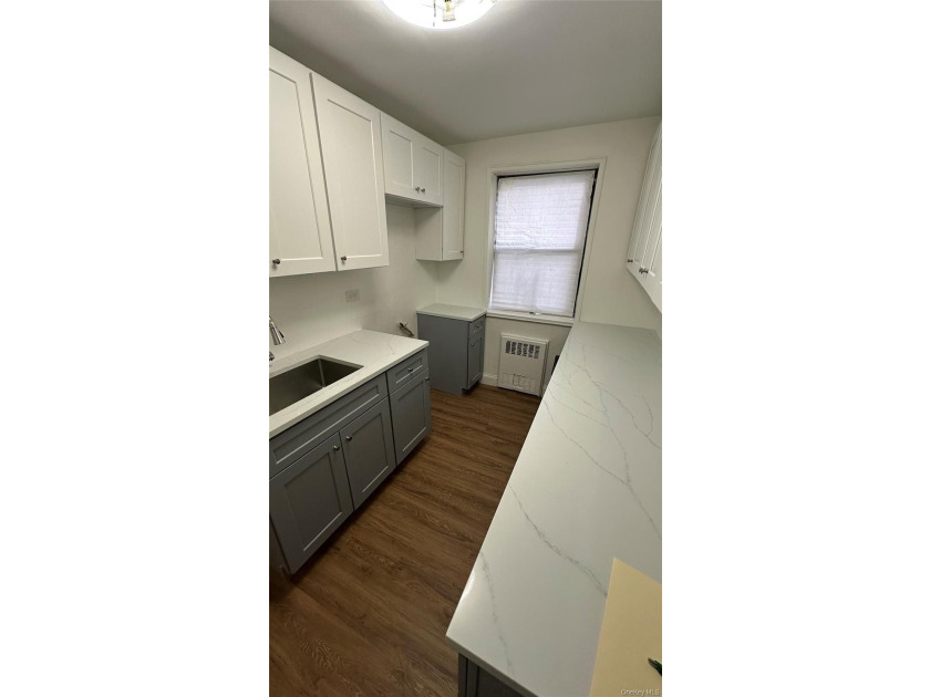 Immediately Available - Spacious Junior 4 Co-op Apartment for - photo 16