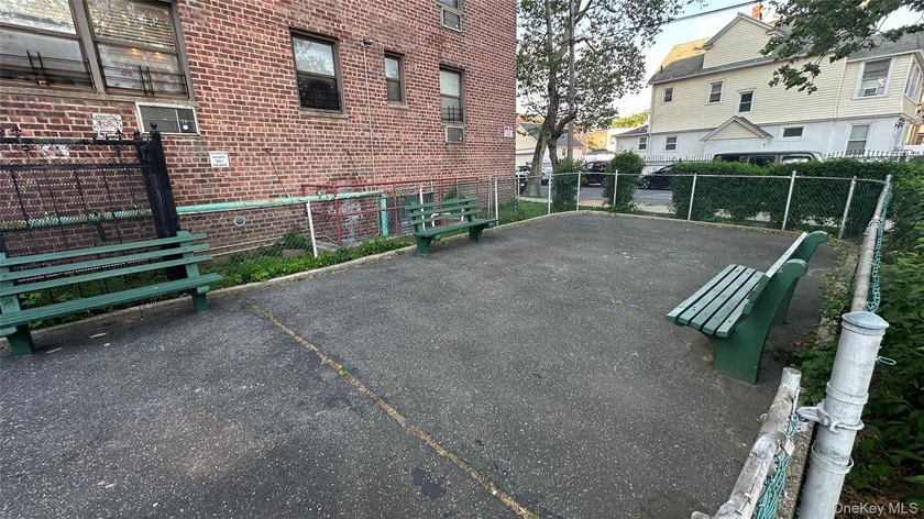 Immediately Available - Spacious Junior 4 Co-op Apartment for - photo 41