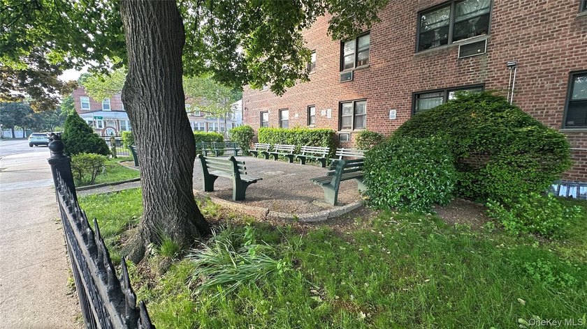 Immediately Available - Spacious Junior 4 Co-op Apartment for - photo 43