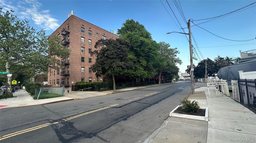 Immediately Available - Spacious Junior 4 Co-op Apartment for - photo 44