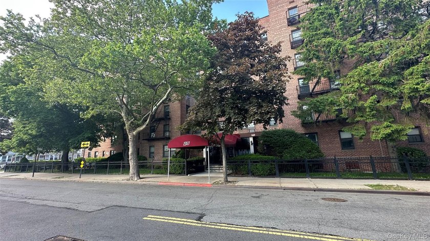 Immediately Available - Spacious Junior 4 Co-op Apartment for - photo 45