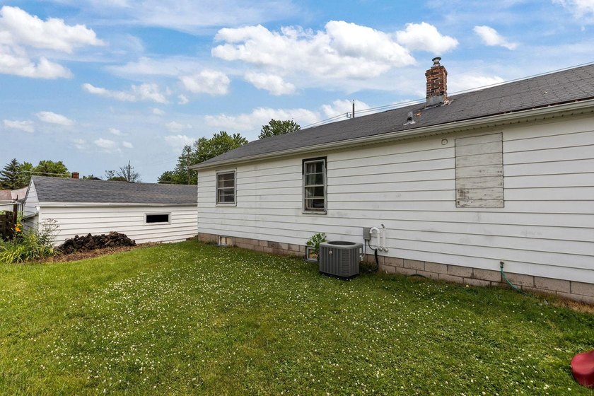 Located in a highly desirable Little Chute location and priced - photo 2