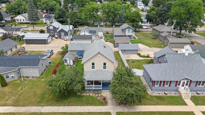 Cute, Cozy and full of charm! This 2-bedroom, 1.5 -bath home - photo 2