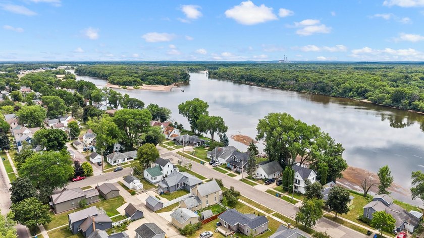 Cute, Cozy and full of charm! This 2-bedroom, 1.5 -bath home - photo 4