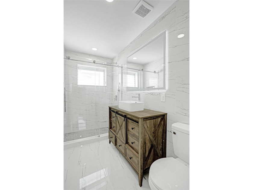 Completely renovated 4-bedroom, 3-bathroom home in desirable - photo 19