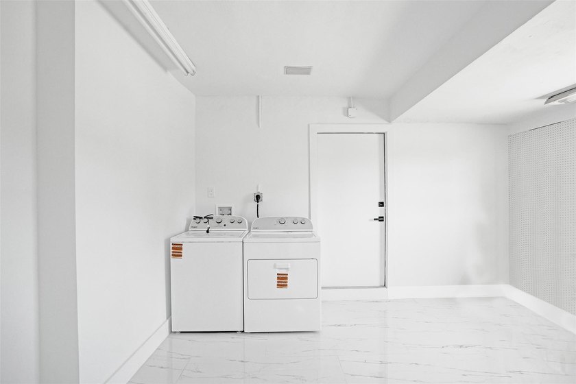 Completely renovated 4-bedroom, 3-bathroom home in desirable - photo 24