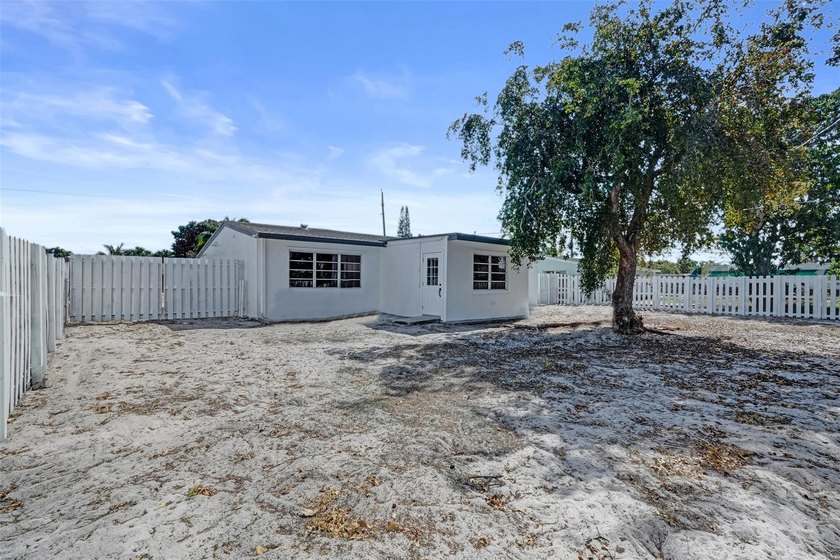 Completely renovated 4-bedroom, 3-bathroom home in desirable - photo 26