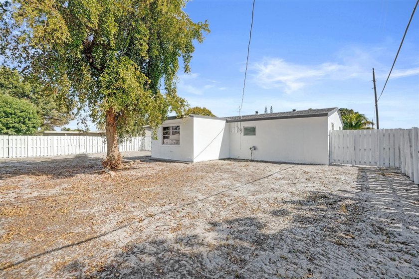 Completely renovated 4-bedroom, 3-bathroom home in desirable - photo 28