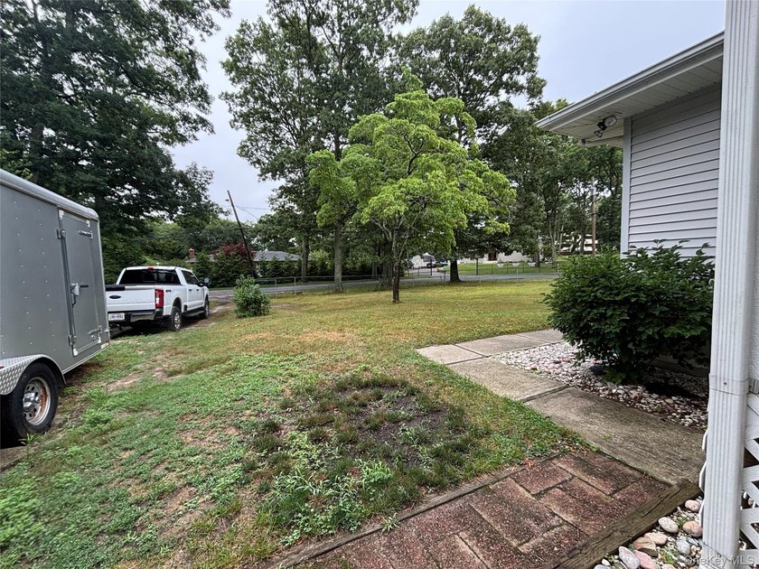 72 Fanning Blvd. Is Awaiting its New Owner! Located on a Fully - photo 31