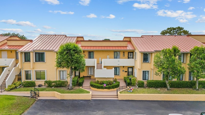 Rarely available 3-bedroom, 2-bath, glass-enclosed flex/sunroom - photo 7
