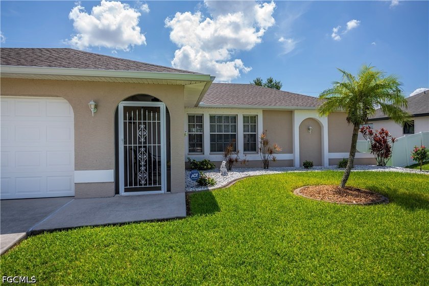 Meticulously cared for home with a FENCED yard and upgraded ROOF - photo 4