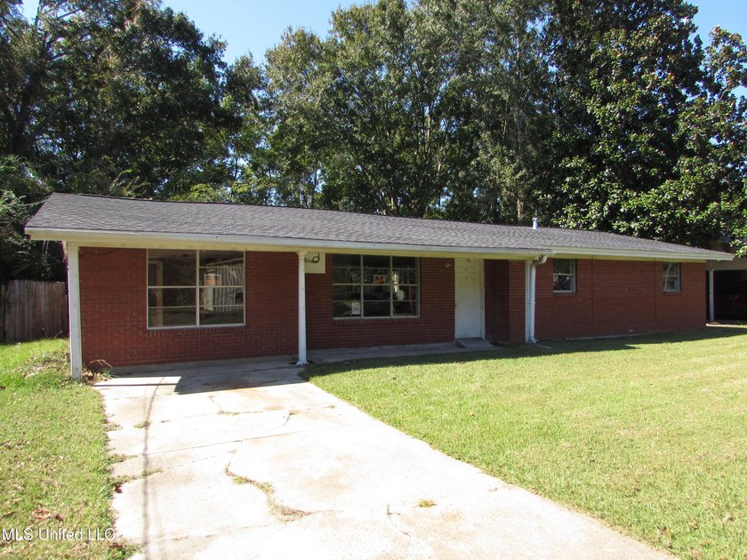 Large 4bdrm 2.5 bath home with newer roof. It is a fixer home - photo 2