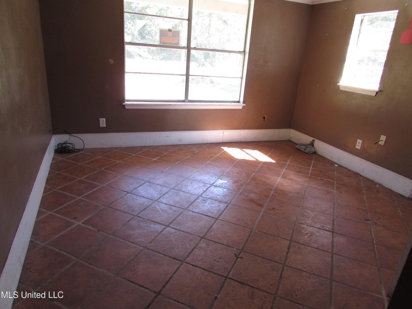 Large 4bdrm 2.5 bath home with newer roof. It is a fixer home - photo 5