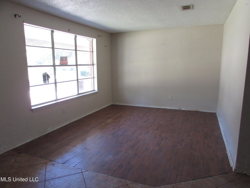Large 4bdrm 2.5 bath home with newer roof. It is a fixer home - photo 7
