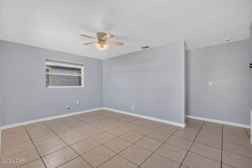 Move right into this beautifully updated 3 bedroom, 2 bathroom - photo 3