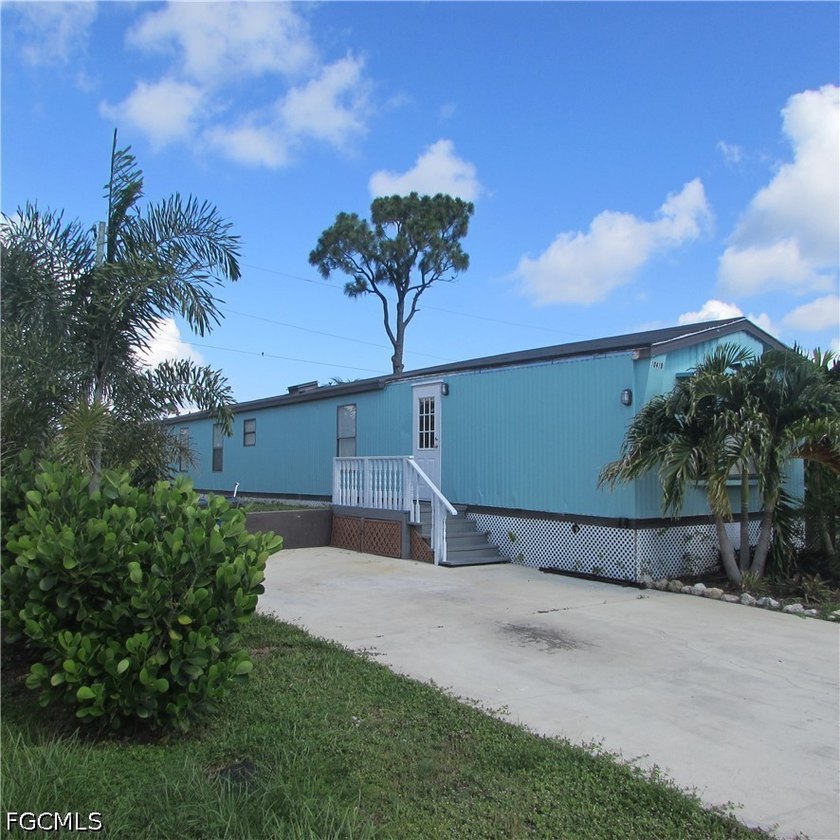 Great location at Pine Island Center... Cute 2-bedrooms 2-baths - photo 3