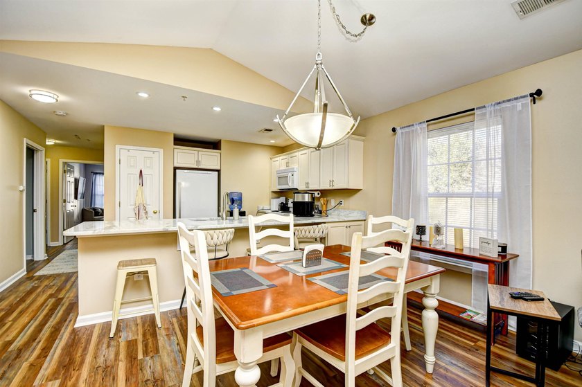 Beautifully furnished, fully stocked and updated 3 bedroom, 2 - photo 11