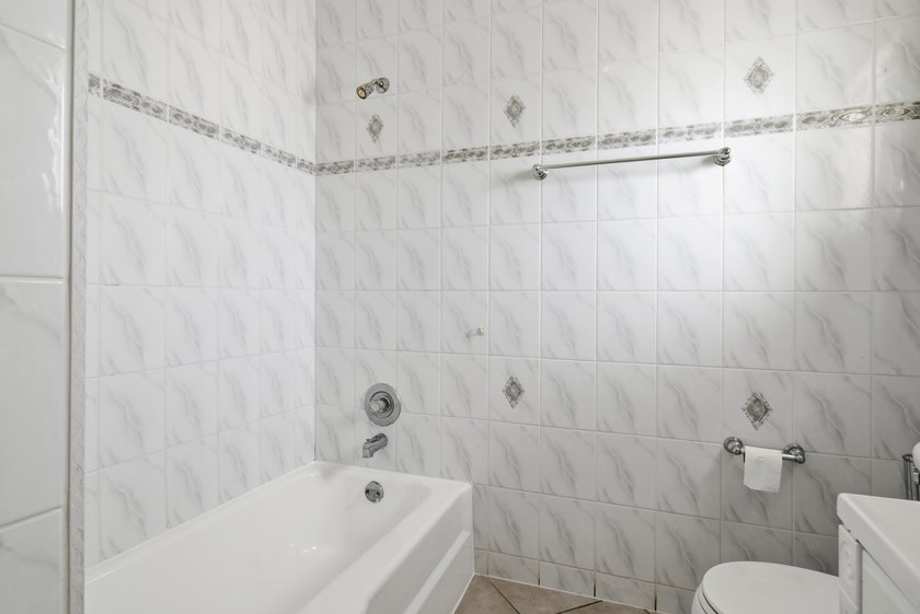 Beautifully maintained 1/1 Condo located in a welcoming and - photo 11