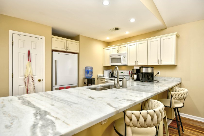 Beautifully furnished, fully stocked and updated 3 bedroom, 2 - photo 12