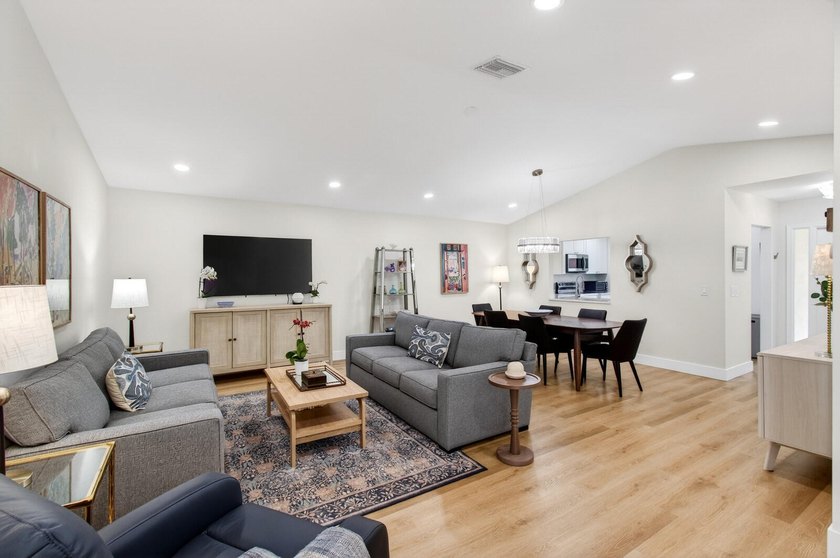 Experience modern luxury in this impeccably renovated corner - photo 2