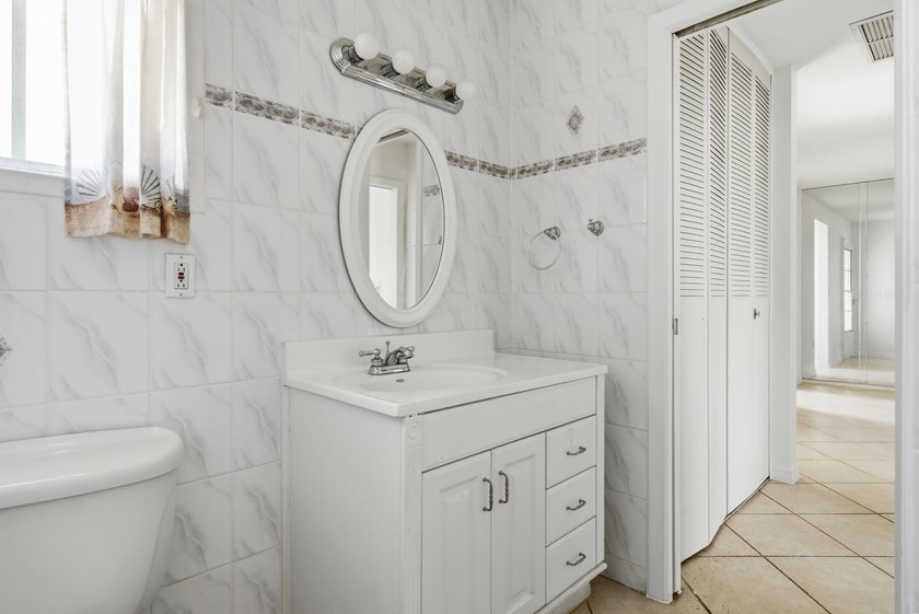 Beautifully maintained 1/1 Condo located in a welcoming and - photo 12