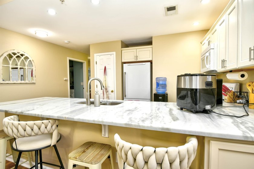 Beautifully furnished, fully stocked and updated 3 bedroom, 2 - photo 13
