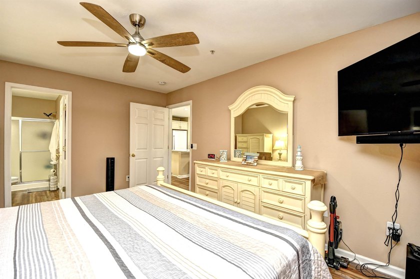 Beautifully furnished, fully stocked and updated 3 bedroom, 2 - photo 16
