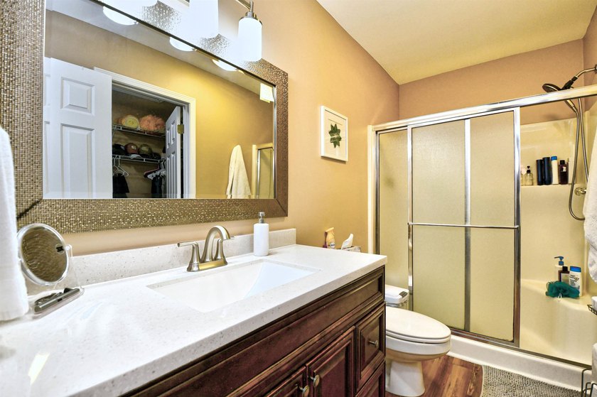 Beautifully furnished, fully stocked and updated 3 bedroom, 2 - photo 18