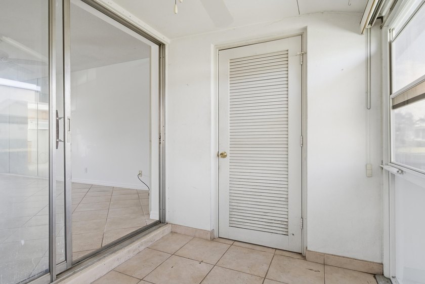 Beautifully maintained 1/1 Condo located in a welcoming and - photo 18