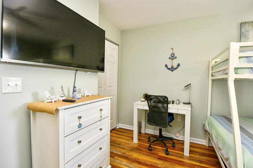Beautifully furnished, fully stocked and updated 3 bedroom, 2 - photo 24