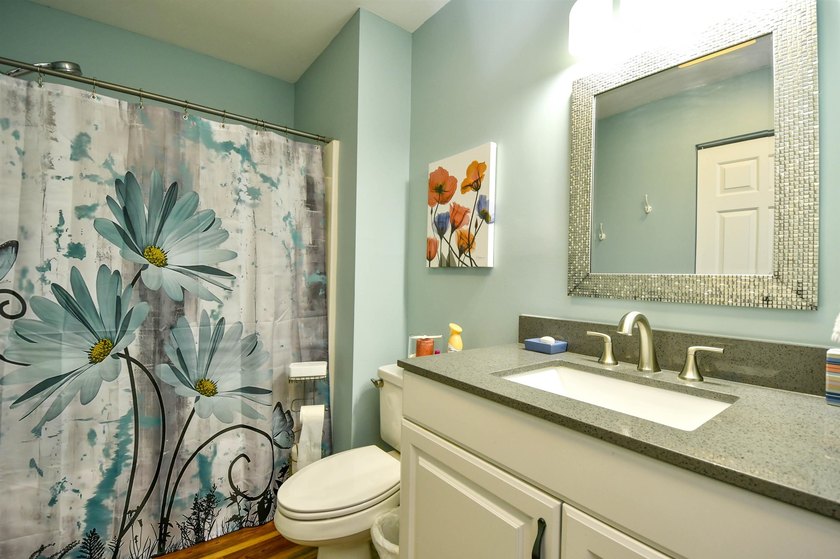 Beautifully furnished, fully stocked and updated 3 bedroom, 2 - photo 25