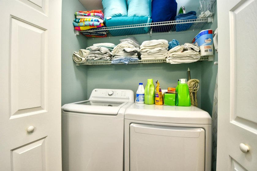 Beautifully furnished, fully stocked and updated 3 bedroom, 2 - photo 26