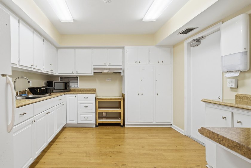 Beautifully maintained 1/1 Condo located in a welcoming and - photo 33