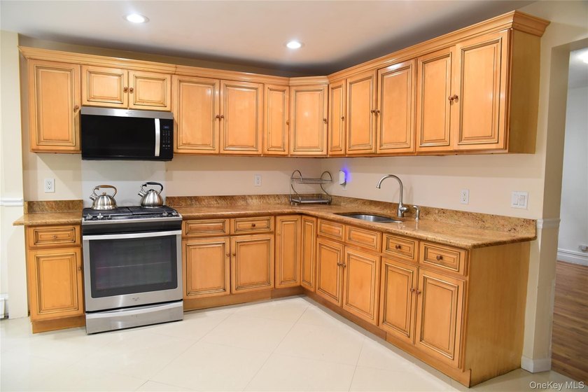 Baychester Area off 233 rd St One Family Frame Semidetached 3 - photo 9