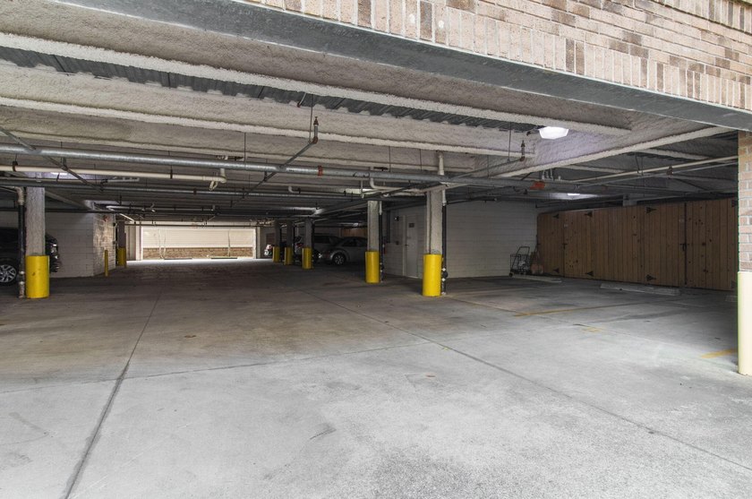 Seller Offering $2500 in Closing Costs (Carpet Allowance) with - photo 33