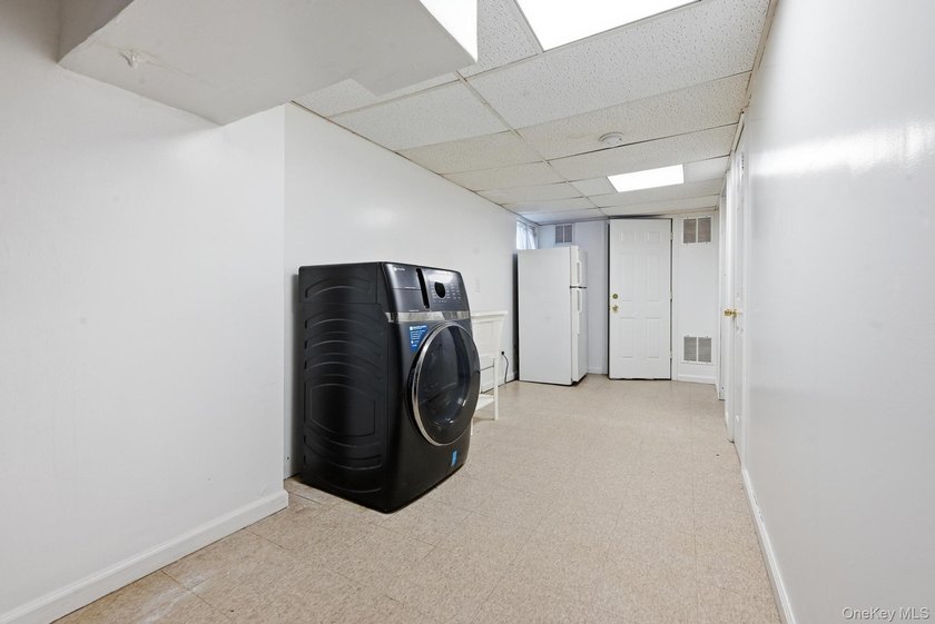 3-bedroom ranch offering 2 full bathrooms, a full finished - photo 17