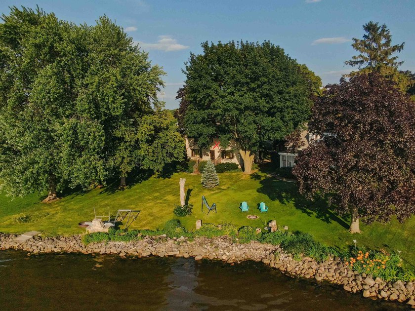 Enjoy lakefront living on the south end of Lake Winnebago! This - photo 2