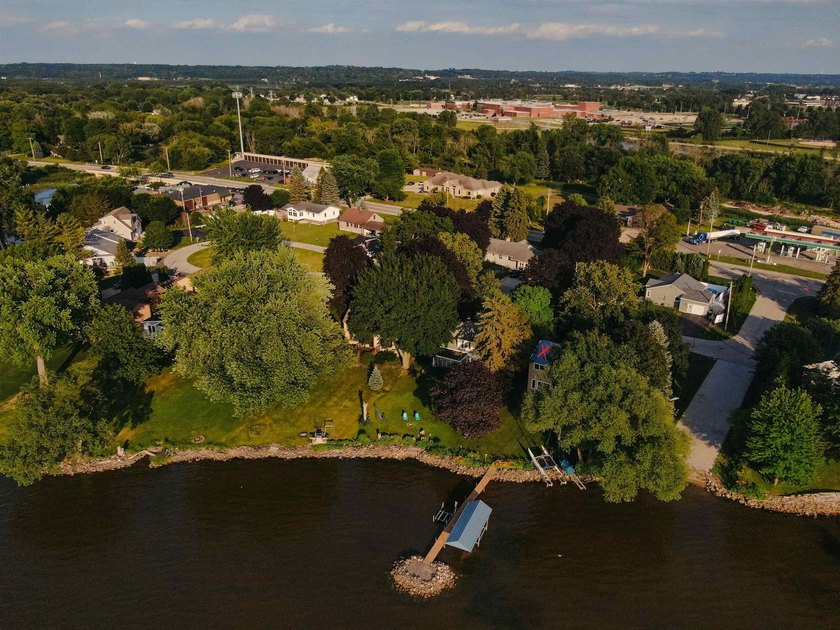 Enjoy lakefront living on the south end of Lake Winnebago! This - photo 3