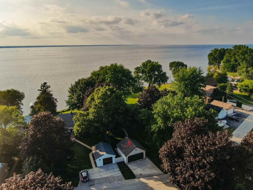 Enjoy lakefront living on the south end of Lake Winnebago! This - photo 5