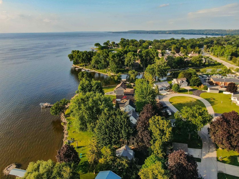 Enjoy lakefront living on the south end of Lake Winnebago! This - photo 7