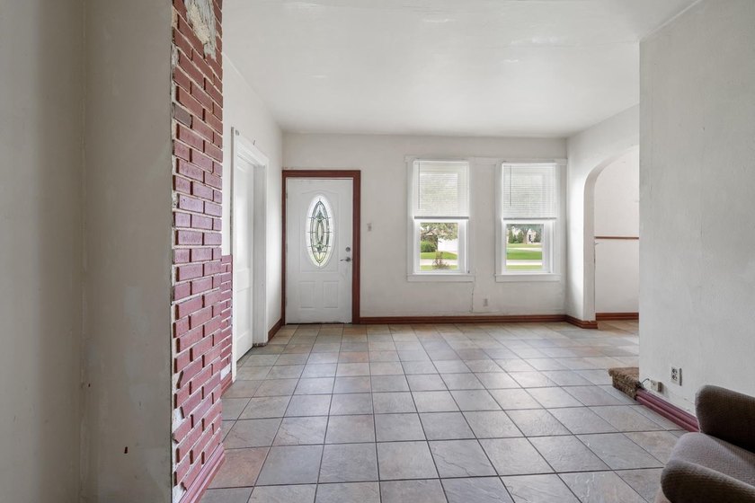 Located near parks, school, and UWGB this 3BR/1BA 1.5 story home - photo 3
