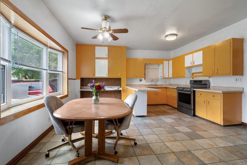Located near parks, school, and UWGB this 3BR/1BA 1.5 story home - photo 8