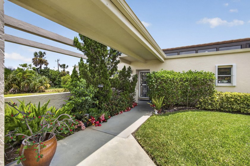 Beautifully maintained 2BR/2BA end-unit villa in desirable - photo 2