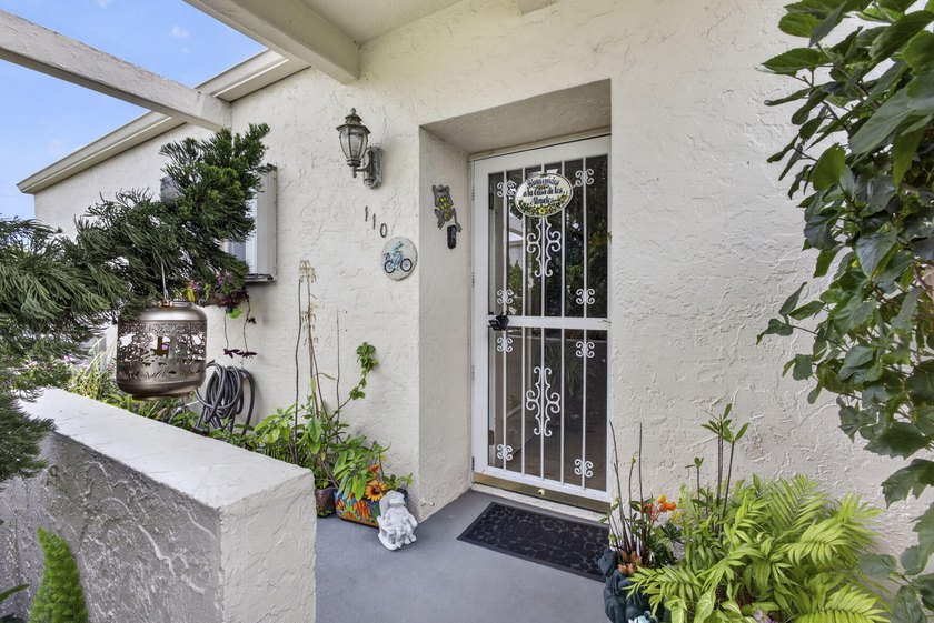 Beautifully maintained 2BR/2BA end-unit villa in desirable - photo 4