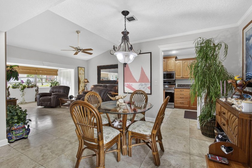 Beautifully maintained 2BR/2BA end-unit villa in desirable - photo 10