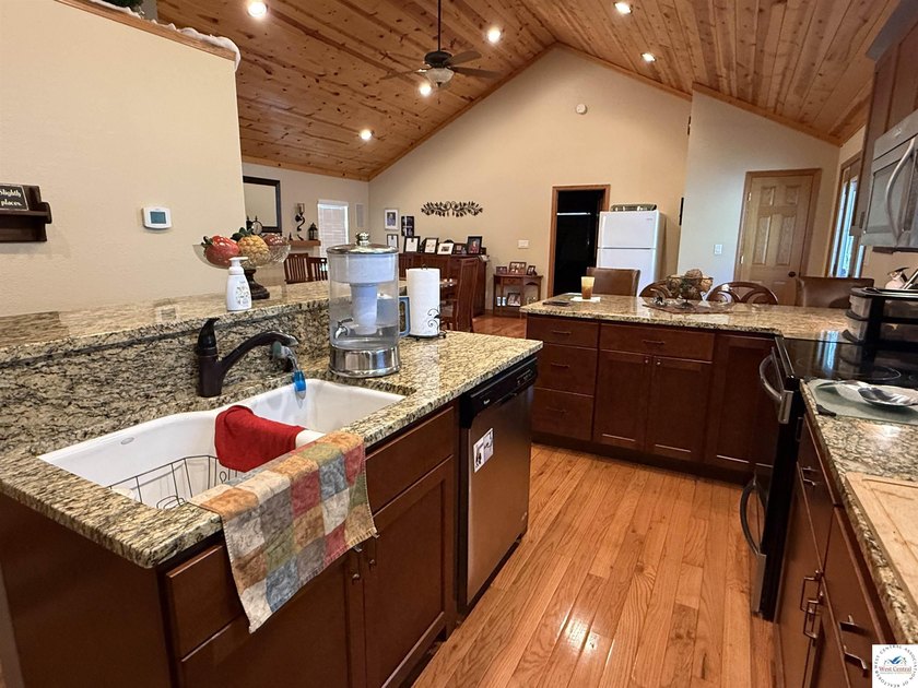 Looking for that optimal full-time home or weekend retreat? This - photo 16