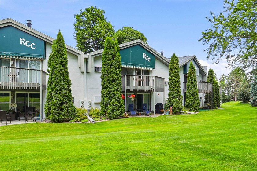 Why rent when you can own? This move-in ready condo features a - photo 5