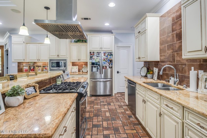 Great house in the Bayou View School District! 4 Bedrooms with a - photo 30