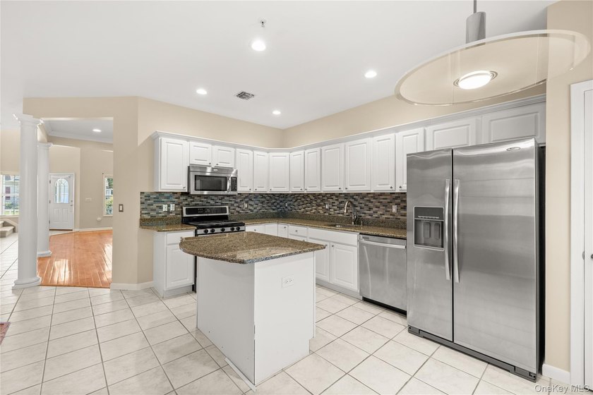 Beautifully updated three-bedroom, two-and-a-half-bathroom condo - photo 7